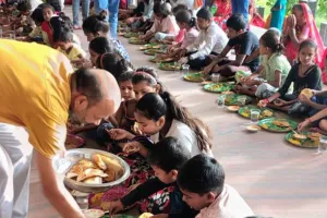 पडरौना : बुढ़िया माई मंदीर पर विशाल भंडारे का हुआ आयोजन 