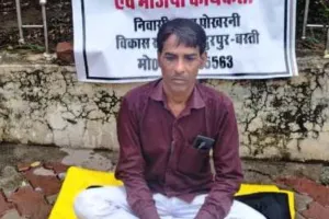 ग्राम प्रधान के भ्रष्टाचार के खिलाफ सुरेश श्रीवास्तव ने शुरू किया आमरण अनशन 