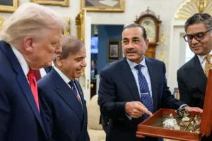 ट्रंप को मुनीर ने पकड़ाया ये डिब्बा, उधर पाकिस्तान को बलूचों ने बम धमाकों से दहलाया