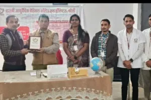 निःशुल्क स्वास्थ्य शिविर में रोगियों का परीक्षण कर दवाएं वितरित कीं 