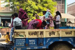  मुख्यमंत्री के आदेश को ठेंगा दिखा ट्रैक्टर ट्रॉली पर भर रहे सवारियां