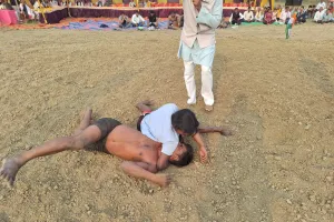 दंगल में पहलवानों ने दिखाए दांवपेंच
