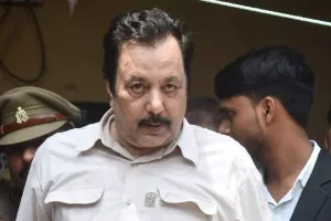 अखिलेश दुबे के सहयोगी भूपेश अवस्थी की अधिवक्ता बेटे समेत तलाश : छापे जारी 