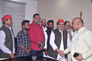 बाकरगंज अग्निकांड को लेकर डीएम से मिले सपा नेता 