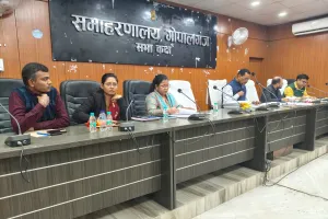 जिला पदाधिकारी पवन कुमार सिन्हा द्वारा राजस्व विभाग की समीक्षा बैठक आयोजित, खारिज-दाखिल लंबित न रखने का सख्त निर्देश