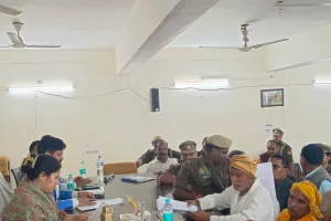 जिलाधिकारी ने तहसील तरबगंज में आयोजित सम्पूर्ण समाधान दिवस में फरियादियों की सुनी समस्याए