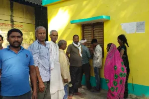 खाद के लिए  किसान परेशान , दोपहर से वितरण हुआ शुरू