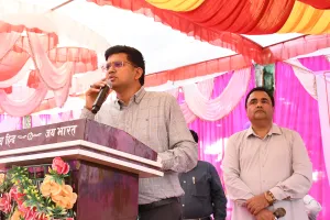 ग्राम चौपाल में पहुंचे जिलाधिकारी, अधिकारियों को दिए निर्देश, विकास योजनाओं का लाभ प्रत्येक पात्र व्यक्ति तक पहुंचे