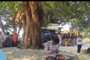  जमीनी विवाद को लेकर दो पट्टीदारों में खूनी संघर्ष, खेत में ट्रैक्टर चला रहे पट्टीदार ने चढ़ाई ट्रैक्टर,भाई - बहन गंभीर, केस दर्ज