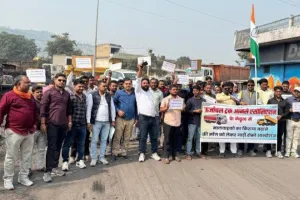 किराया वृद्धि, जाम और ओवरलोडिंग के खिलाफ प्रदर्शन