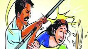 दहेज में पांच लाख की मांग पूरी न होने पर महिला को घर से निकाला