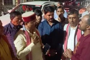 सड़क अधूरी छोड़ भागे ठेकेदार, ग्रामीणों का प्रदर्शन