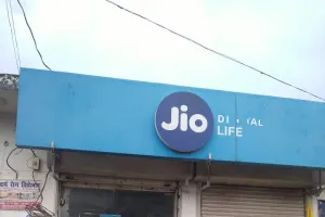 पचपेड़वा जिओ स्टोर बना लूट का अड्डा - सिम स्वैप के नाम पर ग्राहकों से वसूली जा रही मनमानी रकम,