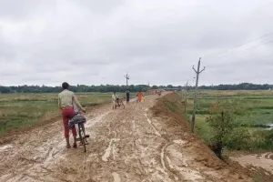 कीचड़ से भरी सड़क पर चलना मुश्किल- सांसद,विधायक से इस पर भी ध्यान देने की मांग..