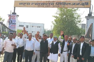  साथी की हत्या को लेकर वकीलों का आक्रोश बढ़ा, नारेबाजी कर कामकाज का किया बहिष्कार