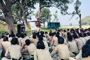 साइबर जागरूकता अभियान चलाकर एन0सी0सी0 कैम्प  नवाबगंज  में छात्र-छात्राओं को किया गया जागरुक