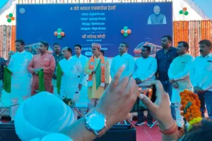 बनारस से छिवकी पहुँची वंदे भारत ट्रेन, हरी झंडी दिखाकर किया रवाना