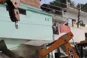 हाइवे के अतिक्रमण पर चला बुलडोजर