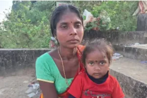 बीमारी से जूझ रही महिला, तीन साल की बेटी संग खुले आसमान तले काट रही दिन-रात; लगाई मदद की गुहार