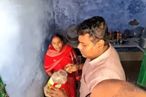 डीएम के औचक निरीक्षण में आंगनबाड़ी कार्यकत्री‌ बर्खास्त, अनुपस्थित सेंटर सुपरवाइजर का रोका वेतन 