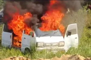 स्कूल वाहन में लगी आग, ड्राइवर की सूझबूझ से टला बड़ा हादसा