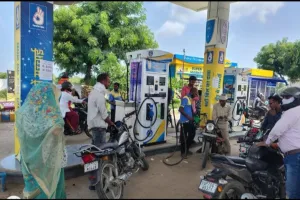 भारत पेट्रोलियम पांडर में ‘नो हेलमेट-नो पेट्रोल’ अभियान फेल।