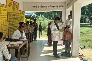 राष्ट्रीय बाल स्वास्थ्य कार्यक्रम के अंतर्गत मेडिकल टीम ने ग्राम लोहे पनिया में बच्चों का किया स्वास्थ्य परीक्षण