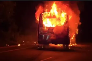 रोड़वेज बस में लगी आग मचा हड़कंप आधे घंटे बाद पहुंची दमकल, बाइक से टक्कर के बाद हुआ हादसा, 40 यात्री सुरक्षित 
