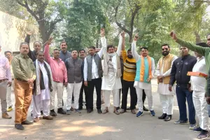 बिहार चुनाव में जीत पर मलिहाबाद में जश्न भाजपा कार्यकर्ताओं ने बांटी मिठाई