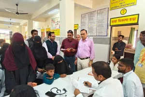 सीएचसी अधीक्षक श्रीदत्तगंज डॉ. आनंद प्रकाश त्रिपाठी ने किया प्राथमिक स्वास्थ्य केंद्र महादेव का औचक निरीक्षण