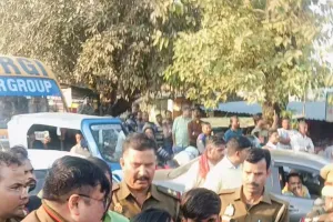 कार्यवाही की मांग को लेकर सड़क जाम