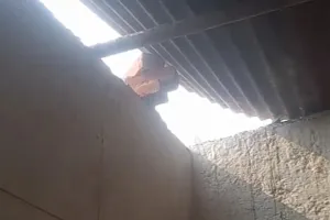 दुकान का टीन सेट काट कर चोरों ने उड़ाए हजारों के समान