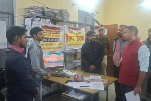 डीईओ ने कलेक्टेªट में स्थापित डिस्ट्रिक्ट कॉन्ट्रैक्ट सेंटर/हेल्पलाइन का किया औचक निरीक्षण