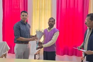 डीएम ने की विशेष प्रगाढ़ पुनरीक्षण अभियान की समीक्षा, बेहतर कार्य करने वाले बीएलओ सम्मानित