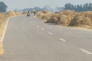 बार्डर रोड बना खलिहान, शीतलहर में राहगीरों के लिए बढ़ा खतरा