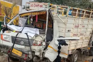 पाली गांव में पिकअप वाहन पेड़ से टकराया, एक युवक गंभीर रूप से घायल