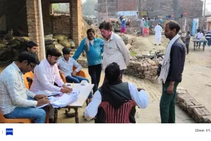 गुरचिहवा में घर-घर जाकर फ़ॉर्म भरवा रहे प्रधान रमेश कुमार बिट्टू