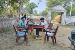 ग्रामीण क्षेत्रों में एसआईआर फॉर्म बना जी का जंजाल, कम पढ़े-लिखे लोग दर-दर भटकने को मजबूर