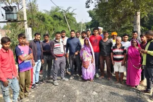 दुबौलिया में ग्रामीणों ने मानकविहीन सड़क मरम्मत कार्य रोका, पीडब्ल्यूडी पर लापरवाही का लगा आरोप