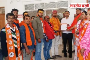 बस्ती में मंदिर के पास मछली-अंडे की दुकानों को हटवाने की मांग, DM को सौंपा गया ज्ञापन