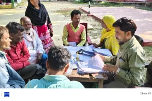 ग्राम प्रधान ने घर-घर पहुँचकर मतदाता सूची में नाम जोड़ने की मुहिम की तेज