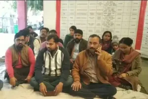 फतेहपुर में लेखपाल की मौत पर सीतापुर में प्रदर्शन, एसडीएम और कानूनगो पर एफआईआर की मांग, कहा- जारी रहेगा आंदोलन 