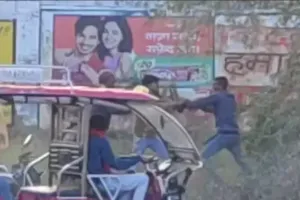 बाइक की टक्कर के बाद युवकों मे हुई जमकर मारपीट चले लात-घुसे, भीड़ देखकर बाइक सवार फरार 