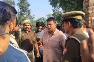 डीएम ने हरगांव ब्लॉक में किया सघन निरीक्षण, स्वास्थ्य कर्मियों को फटकार