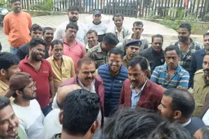 फुटपाथ दुकानदारों की समस्याओं को लेकर नगर आयुक्त व नगर सहायक आयुक्त से मिले पूर्व सदर विधानसभा प्रत्याशी मुन्ना सिंह, दुकानदारों के लिए वैकल्पिक व्यवस्था होने तक कार्रवाई रोकने की मांग