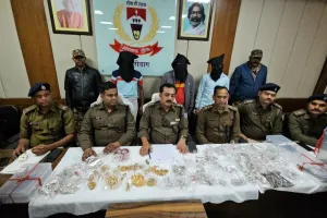 24 घंटे के भीतर ज्वेलरी लूट का पर्दाफाश, तीन अपराधी गिरफ्तार, एसपी ने प्रेस कॉन्फ्रेंस कर दी जानकारी