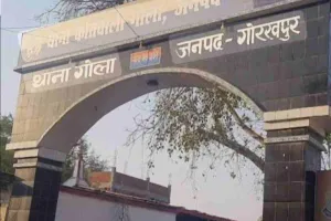 गोलाबाजार में दर्दनाक सड़क हादसा: अज्ञात वाहन की टक्कर से बाइक सवार गंभीर रूप से घायल, पुलिस ने दर्ज किया मुकदमा