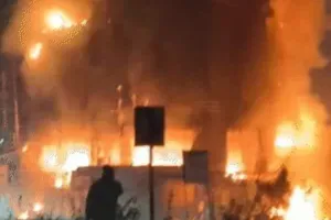 4 मंजिला होटल में भीषण आग: रेस्टोरेंट के बाथरूम में छिपे युवक की मौत, 12 करोड़ की बिल्डिंग राख