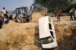 रामजानकी महामार्ग पर लापरवाही की धांसू मिसाल—निर्माणाधीन पुलिया के गड्ढे में गिरी कार, चालक गंभीर, ठेकेदार पर उठे सवाल