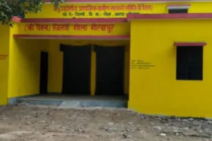 गोला ब्लॉक में खाद-बीज संकट गहराया, 10 समितियों पर सिर्फ 6 सचिव—किसान बेहाल, बुआई पर संकट